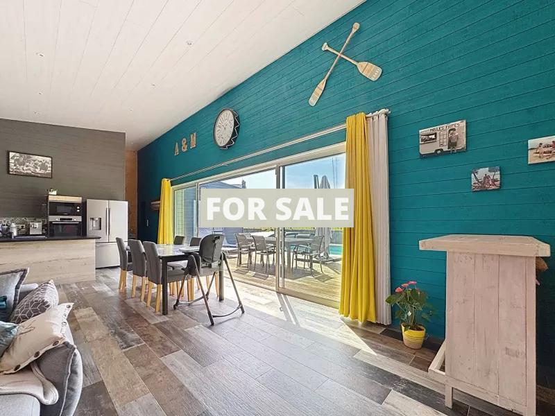 Contemporary Detached House with Swimming Pool