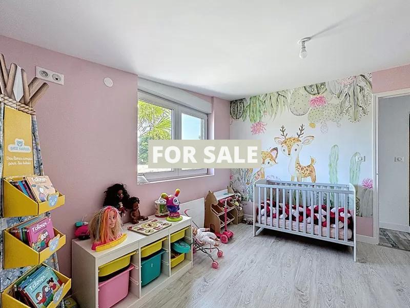 Contemporary Detached House with Swimming Pool