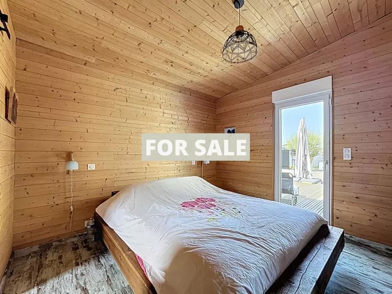 Contemporary Detached House with Swimming Pool