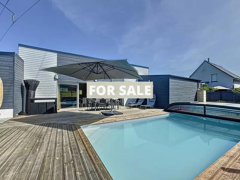 Contemporary Detached House with Swimming Pool