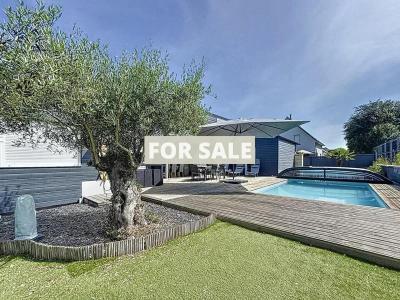 Contemporary Detached House with Swimming Pool