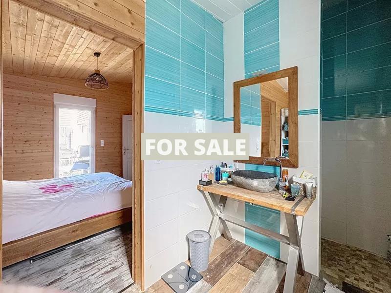 Contemporary Detached House with Swimming Pool