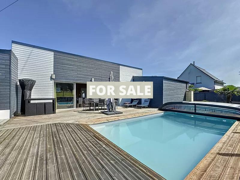 Contemporary Detached House with Swimming Pool