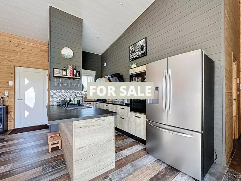 Contemporary Detached House with Swimming Pool