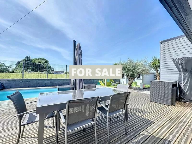 Contemporary Detached House with Swimming Pool