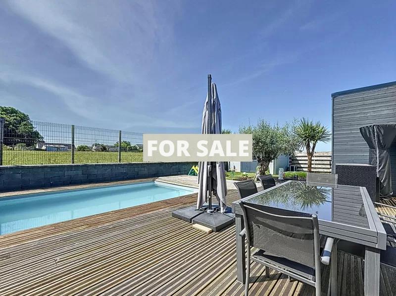 Contemporary Detached House with Swimming Pool