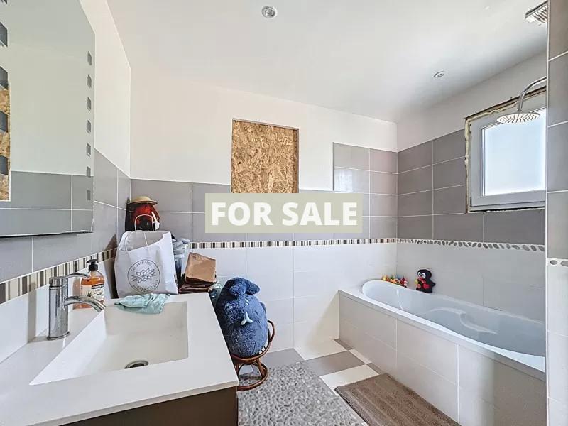 Contemporary Detached House with Swimming Pool