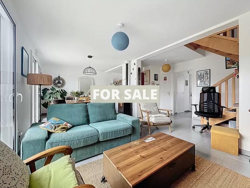 Contemporary Detached House Close to the Coast