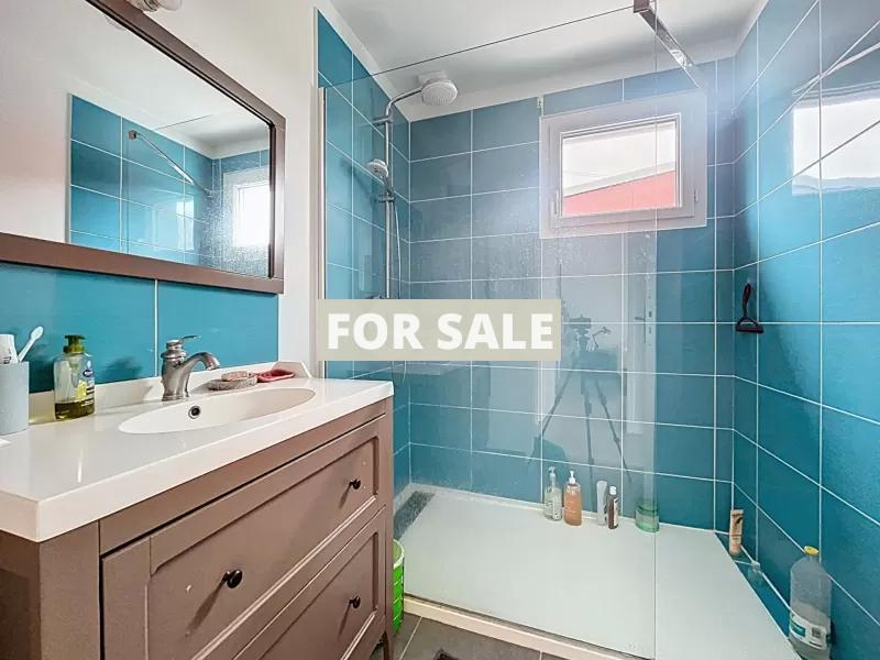 Contemporary Detached House Close to the Coast