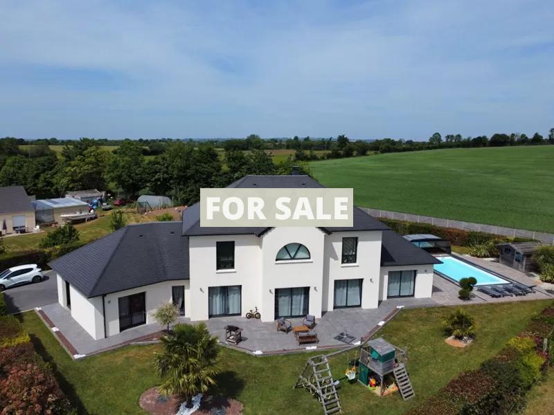 Detached Country House with Swimming Pool and Landscaped Garden