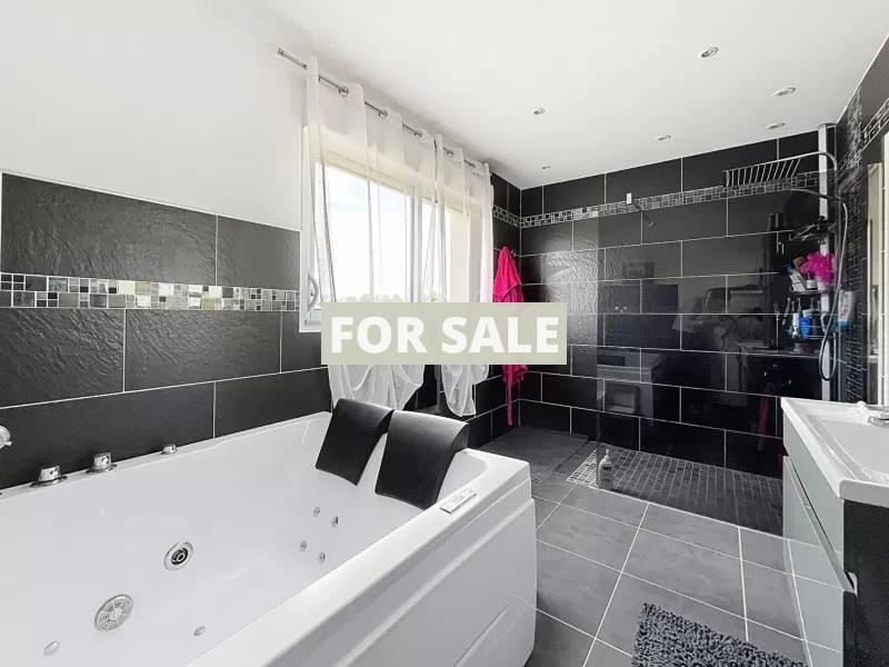Detached Country House with Swimming Pool and Landscaped Garden