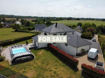 Detached Country House with Swimming Pool and Landscaped Garden