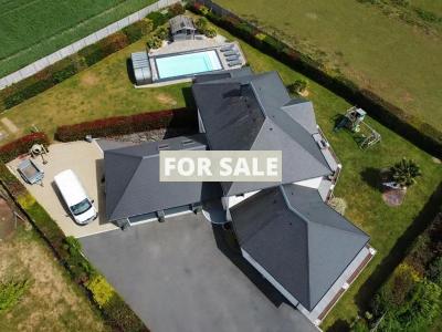 Detached Country House with Swimming Pool and Landscaped Garden