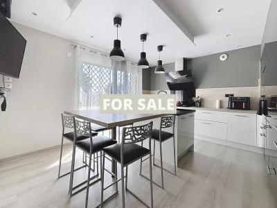 Detached Country House with Swimming Pool and Landscaped Garden
