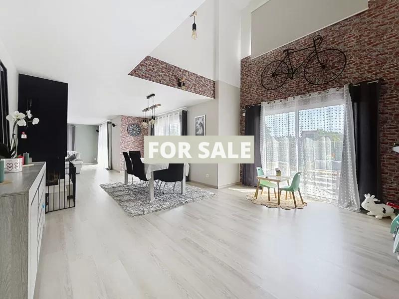 Detached Country House with Swimming Pool and Landscaped Garden