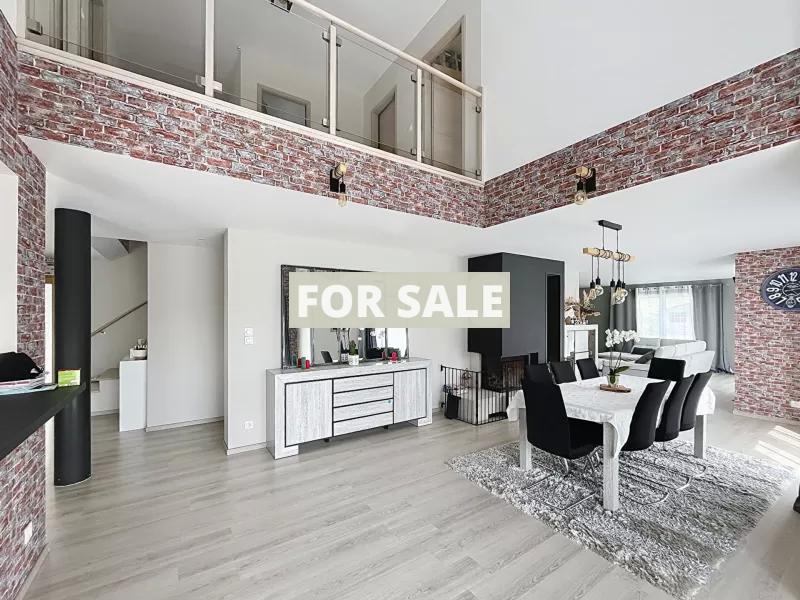 Detached Country House with Swimming Pool and Landscaped Garden