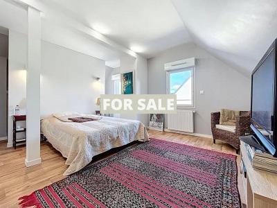 Detached House with Garden by the Coast