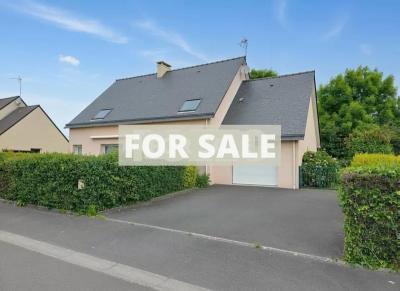 Modern Detached House with Garden