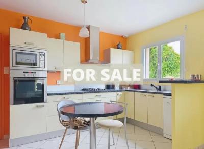 Modern Detached House with Garden