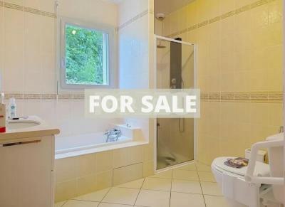 Modern Detached House with Garden