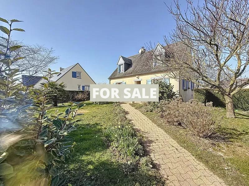 Pretty Detached House with Garden