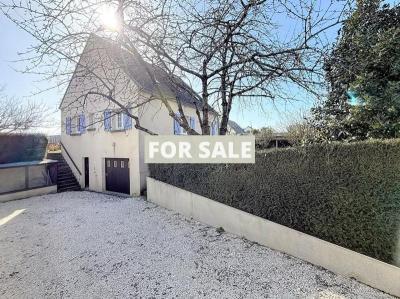 Pretty Detached House with Garden