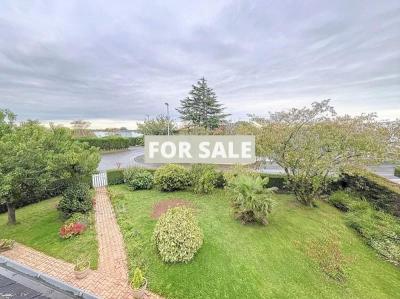 Pretty Detached House with Garden
