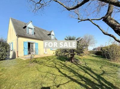 Pretty Detached House with Garden