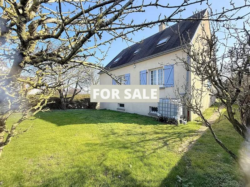 Pretty Detached House with Garden