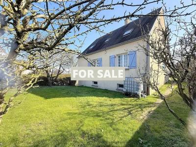 Pretty Detached House with Garden