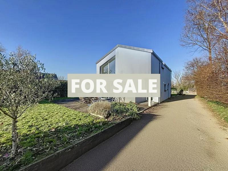 Main Photo of a 4 bedroom  House for sale