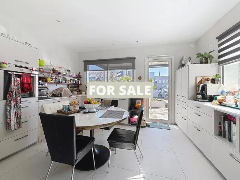 Contemporary House in Coastal Location