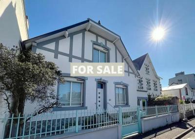 Contemporary House in Coastal Location