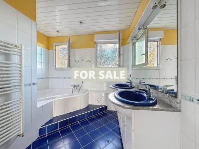 Detached House with Garden by the Coast