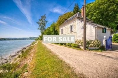 Beautiful Riverside House with Garden