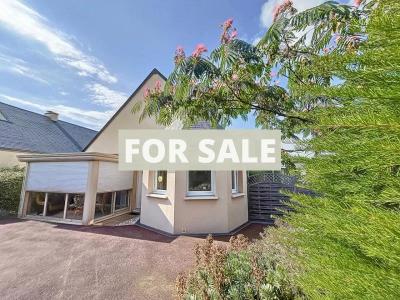 Detached House with Garden and Conservatory