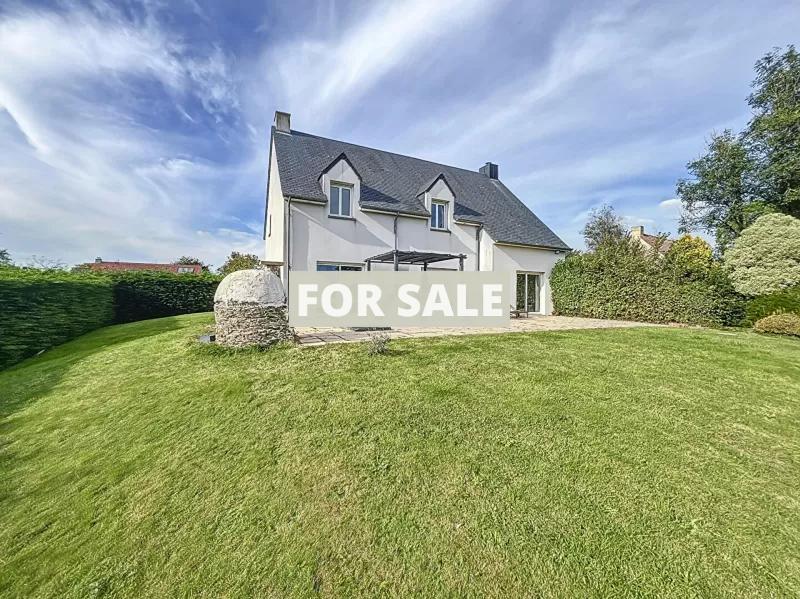 Traditional Detached House with Landscaped Garden