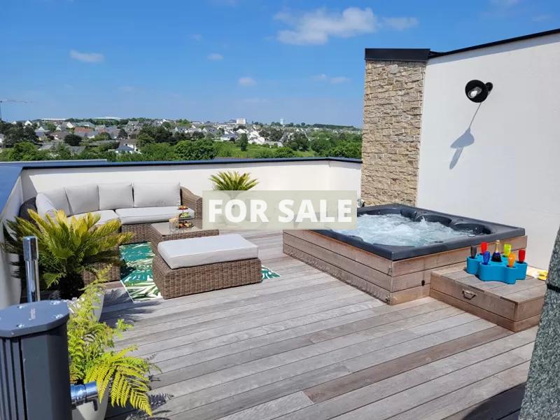 Contemporary House with Swimming Pool
