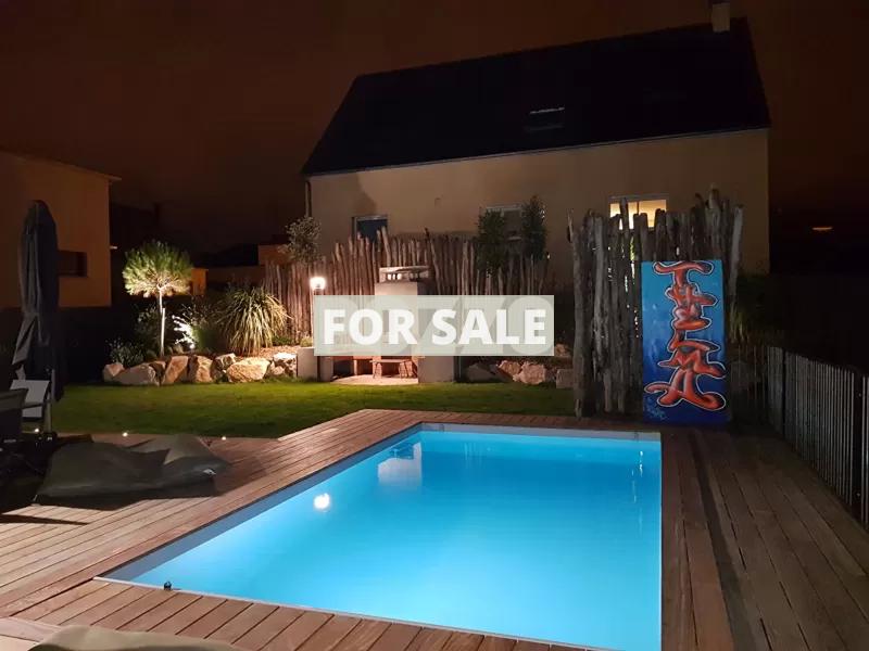 Contemporary House with Swimming Pool