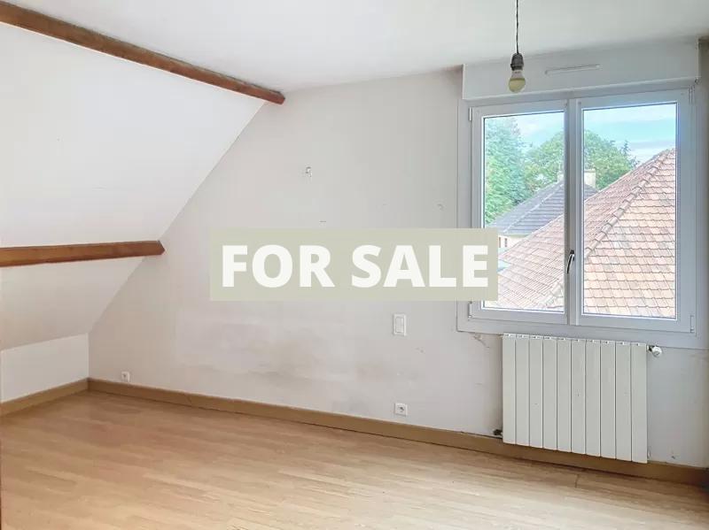 Traditional Detached House with Landscaped Garden