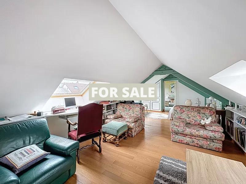 Detached House with Lovely Mature Garden