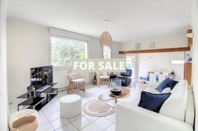 Lovely Detached House and Garden by the Coast