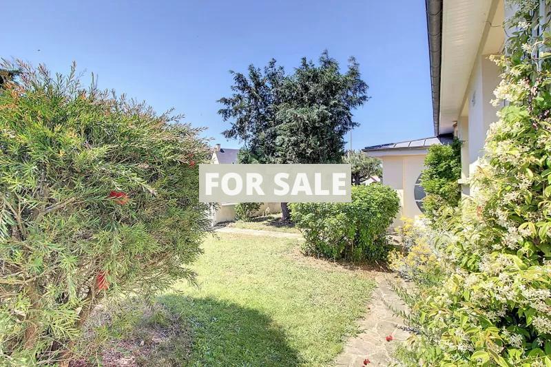 Lovely Detached House and Garden by the Coast