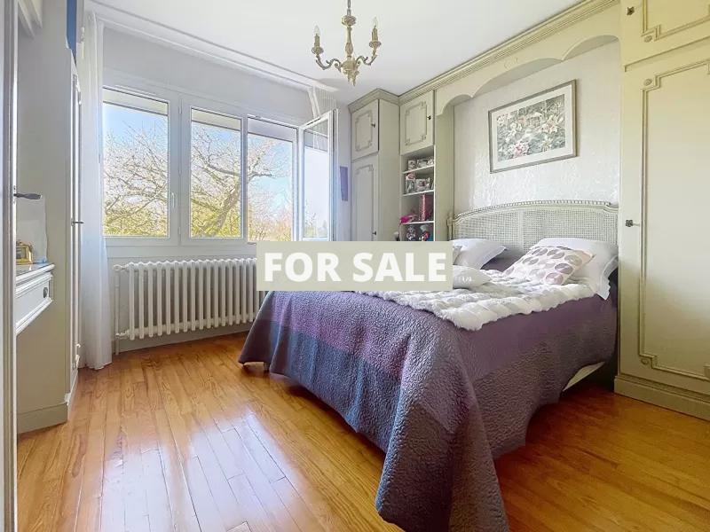 Detached House with Landscaped Garden