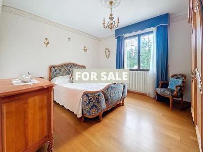 Detached Country House with Landscaped Garden