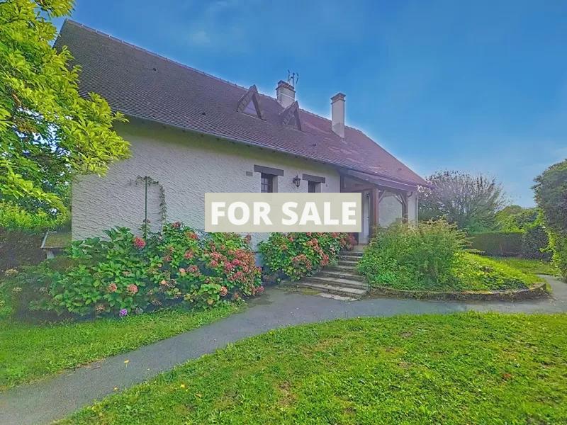 Detached Country House with Landscaped Garden