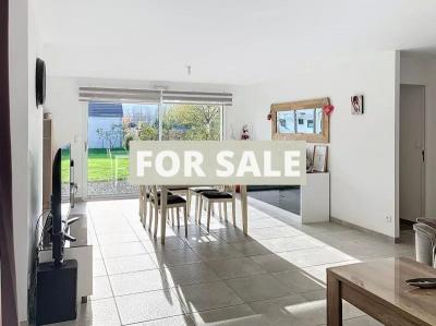 Modern Detached House with Garden