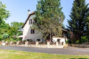 Detached Country House with Swimming Pool