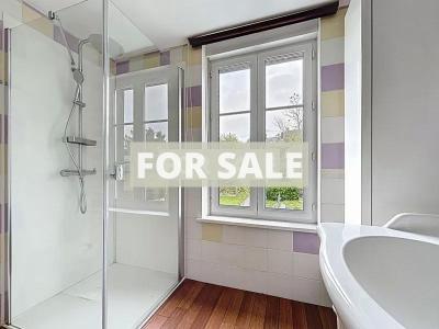 Detached House with Garden and Conservatory