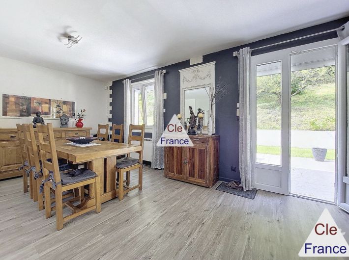 Comfortable Family Home with Outbuilding